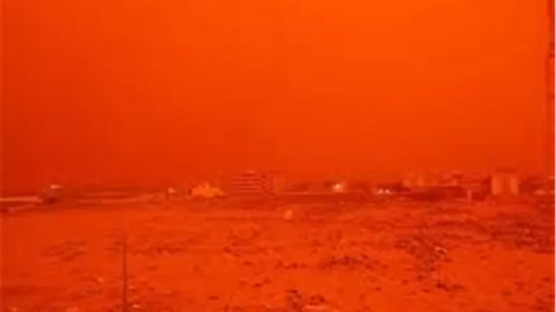 هل تضرب العاصفة الحمراء مصر؟.. الأرصاد تكشف الحقيقة  