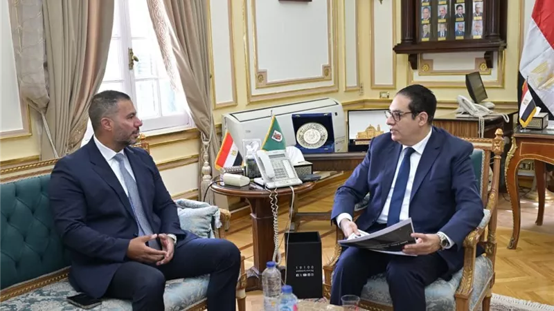 جامعة القاهرة تبحث تعزيز التعاون مع البورصة المصرية لنشر الثقافة المالية والاستثمارية