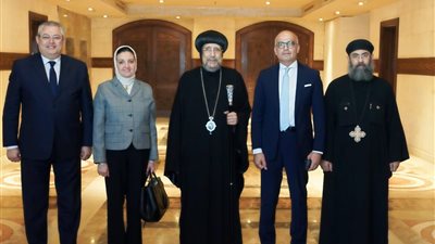 رئيس جامعة عين شمس يهنئ الأنبا إرميا بعيد القيامة المجيد