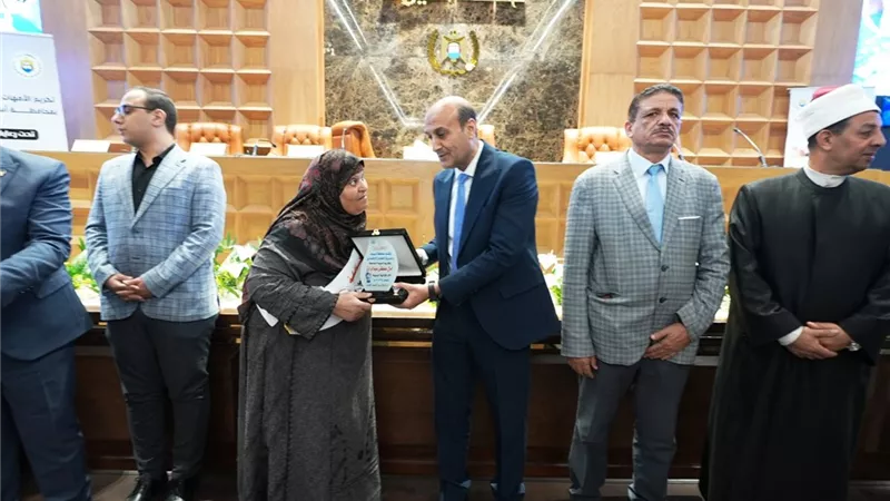 محافظ أسيوط يشهد الاحتفال بعيد الأم ويكرم الأمهات المثاليات 