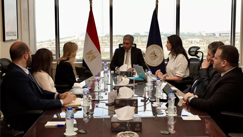 «السياحة» تبحث التعاون مع «فيزا» لدعم التحول الرقمي في القطاع السياحي