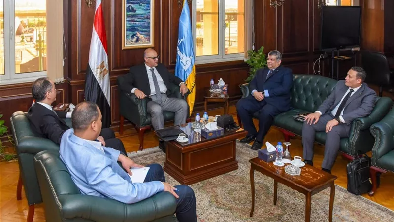 محافظ الإسكندرية يبحث مع جهاز مستقبل مصر دعم المشروعات الإنتاجية بالمحافظة