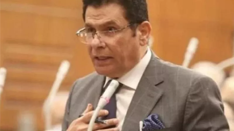 برلماني يتقدم بطلب إحاطة بشأن إهدار المال العام من خلال تشغيل أعمدة الإنارة بالنهار