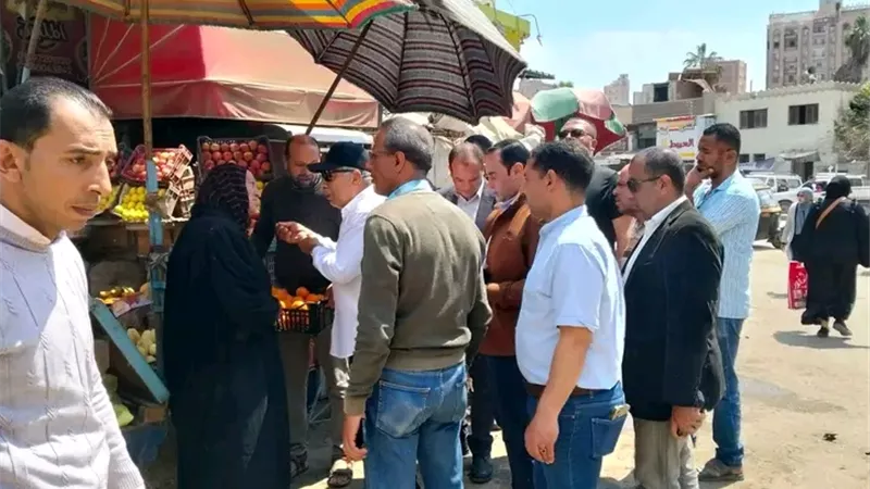 محافظ الدقهلية يقود حملة لإعادة الانضباط بشوارع ميت غمر.. ويوجه برفع الإشغالات 