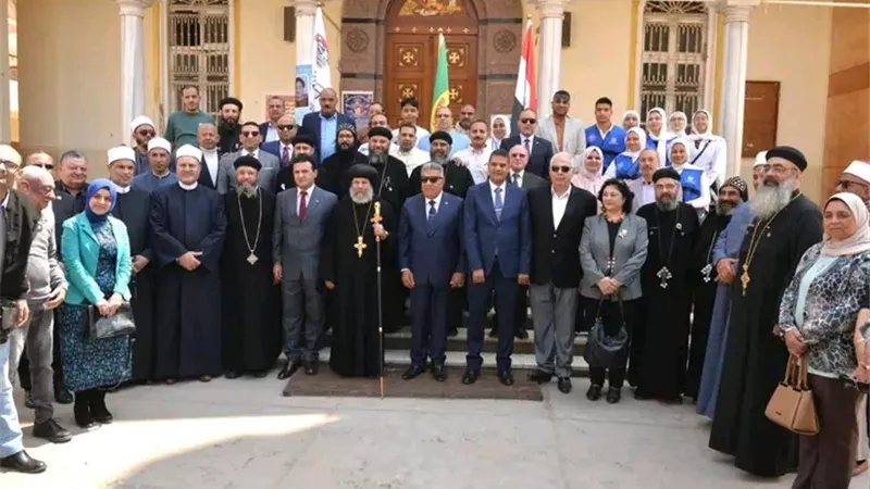 محافظ الدقهلية ينقل تهنئة الرئيس السيسي لأقباط كنيسة ميت غمر بعيد القيامة المجيد 