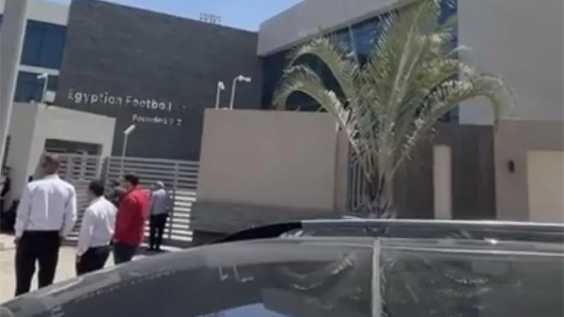 وفد الأهلي يصل اتحاد الكرة لمراجعة تسجيلات الـ VAR في مباراة سيراميكا كليوباترا