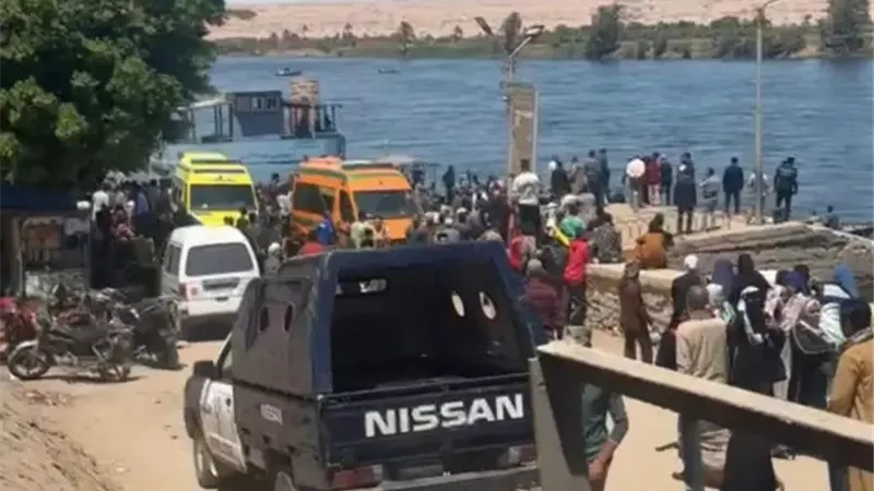 مصرع 3 سيدات وطفلين إثر انقلاب سيارة بنهرالنيل بعبارة المراغة في سوهاج