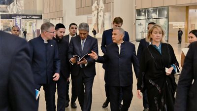بالصور .. رئيس تتارستان يزور المتحف المصري الكبير ويشيد بتجربة العرض المتحفي