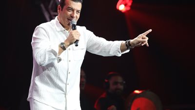 كامل العدد.. إيهاب توفيق يشعل أجواء أبوظبي بحفل جماهيري صاخب