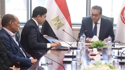 ضياء داوود يلتقي وزير الصحة: قرارات عاجلة لدمياط وتجهيزات للتأمين الصحي