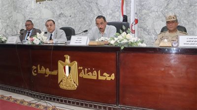 محافظ سوهاج يترأس المجلس التنفيذي ويناقش عدد من الملفات التي تهم المواطنين