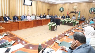 السكرتير العام بالمنوفية يناقش الموقف النهائي لمشروعات 