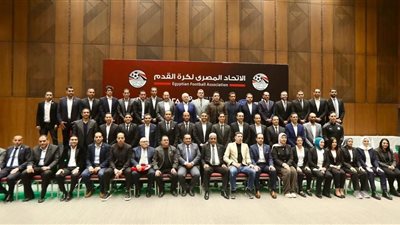 أبوريدة يسلم الشارة الدولية للحكام