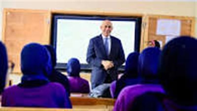 المعلم سيظل الركيزة الأساسية للعملية التعليمية وصانع الأجيال على مر العصور
