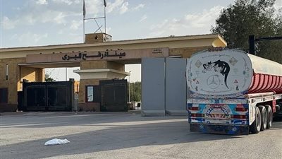الهلال الأحمر يدفع بقافلة زاد العزة الـ180 لدعم أهالي قطاع غزة