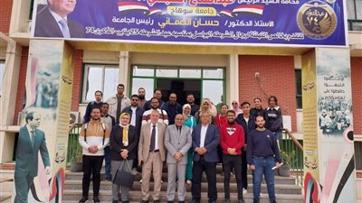 رئيس جامعة سوهاج: توقيع الكشف الطبي علي 858 مواطن بقرية الصوامعة 