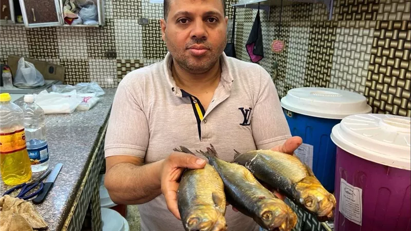 عادات قديمة.. إقبال المواطنين على شراء الفسيخ والملوحة بأسيوط احتفالًا بشم النسيم