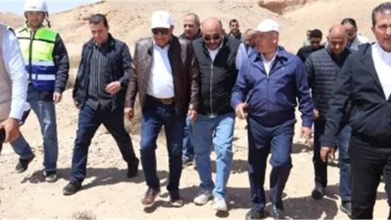 من فوق قمة 