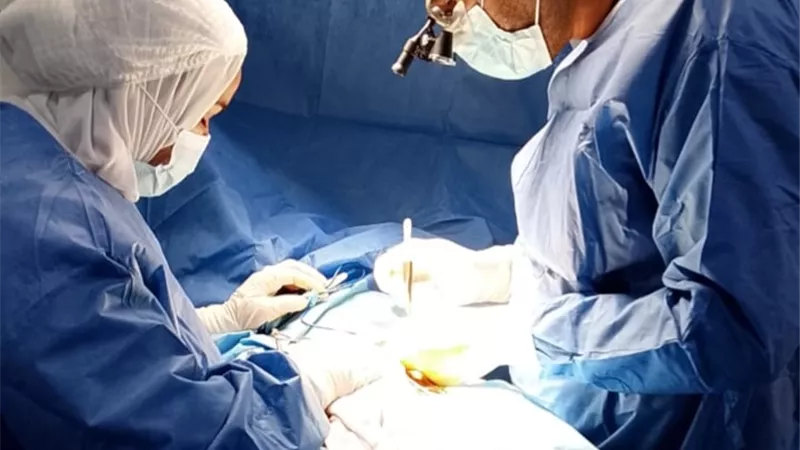 نجاح استئصال دوالي الخصيتين بجرح دقيق بدكرنس العام يعيد الأمل لمريض