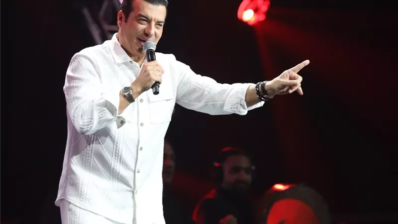 كامل العدد.. إيهاب توفيق يشعل أجواء أبوظبي بحفل جماهيري صاخب