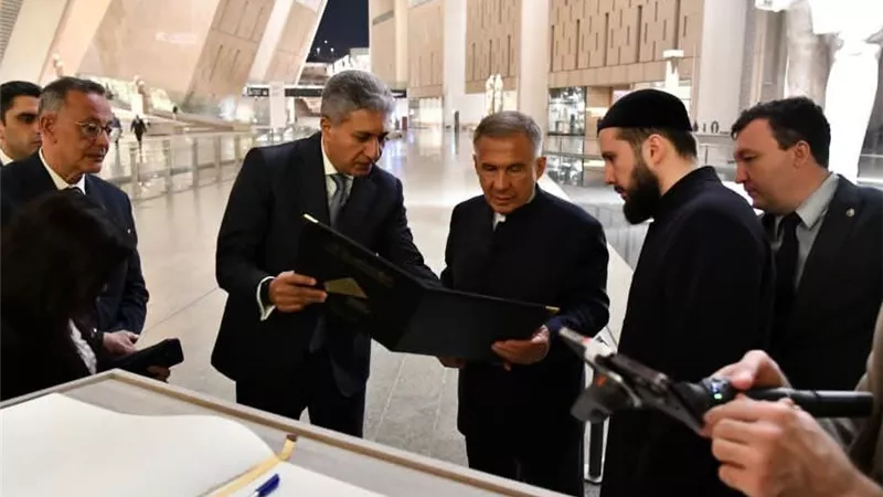 وزير السياحة والآثار يستقبل رئيس جمهورية تتارستان بالمتحف الكبير