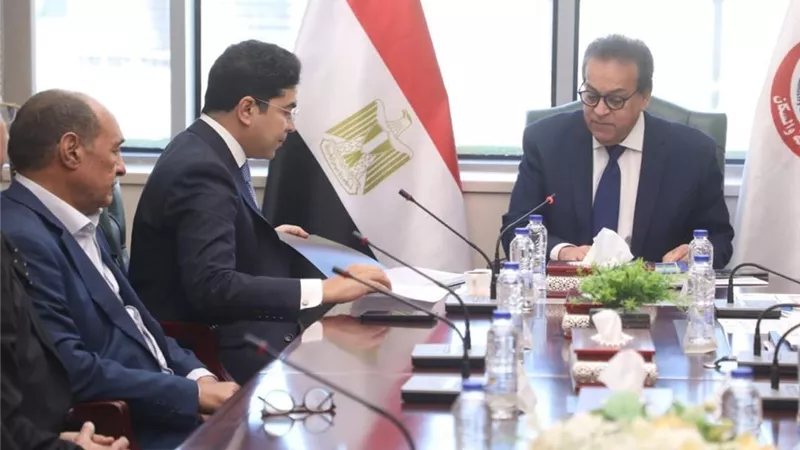 ضياء داوود يلتقي وزير الصحة: قرارات عاجلة لدمياط وتجهيزات للتأمين الصحي