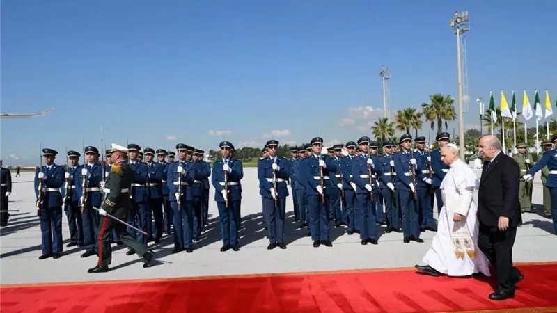 البابا لاون الرابع عشر يغادر الجزائر متجهًا إلى الكاميرون