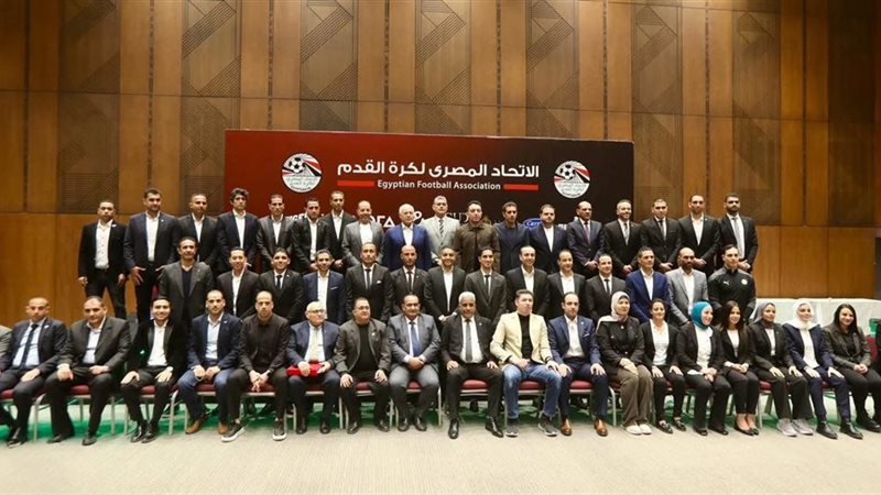 أبوريدة يسلم الشارة
