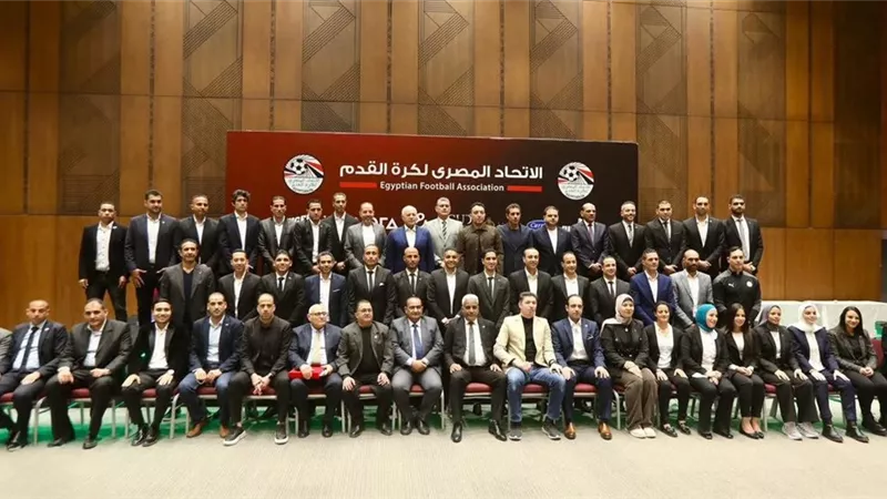 أبوريدة يسلم الشارة الدولية للحكام