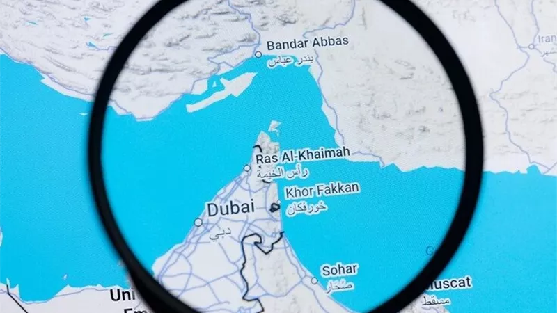 طهران تبدأ تحصيل رسوما على عبور مضيق هرمز 