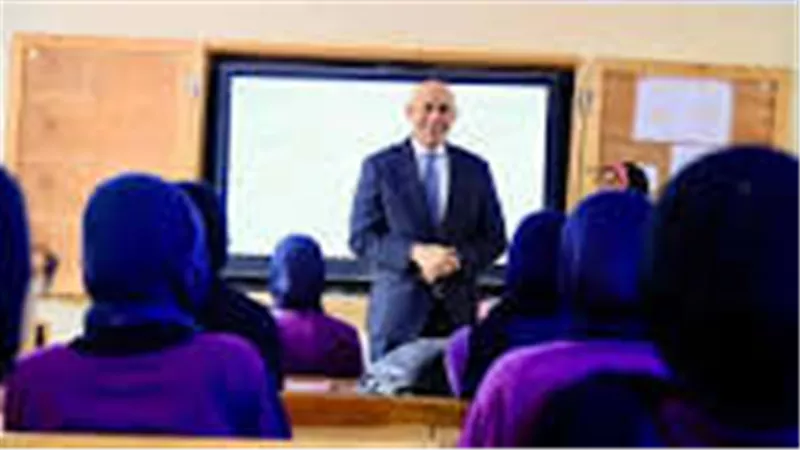 المعلم سيظل الركيزة الأساسية للعملية التعليمية وصانع الأجيال على مر العصور