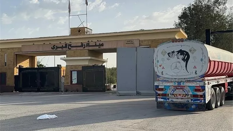 الهلال الأحمر المصري يجهز قافلة مساعدات جديدة إلى غزة 