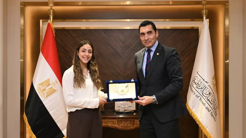 وزير الرياضة يكرم هانيا الحمامي بعد تتويجها ببطولة الجونة الدولية للاسكواش