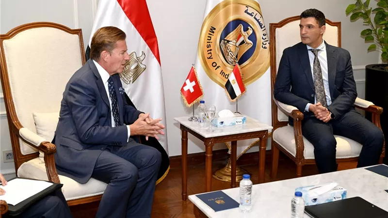 وزير الصناعة يبحث فرص التعاون الصناعي مع سفير سويسرا