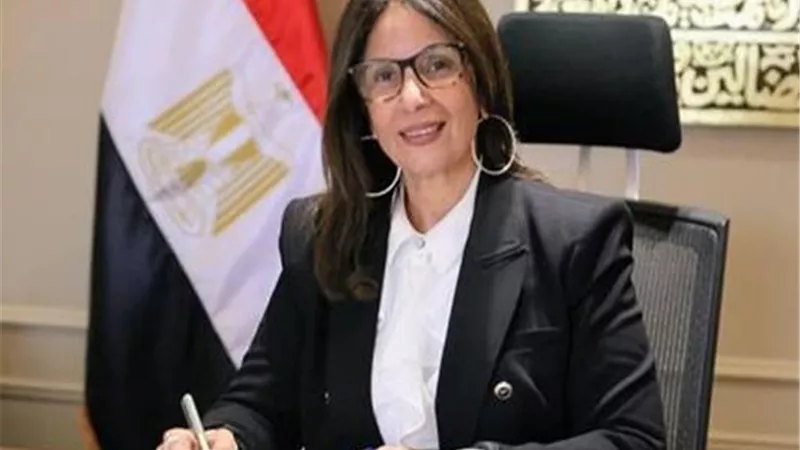 وزيرة الثقافة تبحث مع نظيرتها الفرنسية تعزيز التعاون الثقافي 