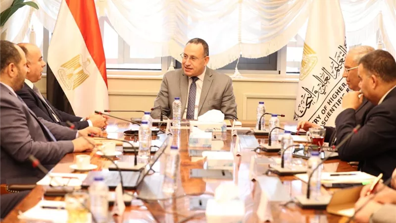 لدعم المشروعات التطبيقية.. وزير التعليم العالي يبحث سبل الشراكة مع الجامعات والمراكز البحثية 