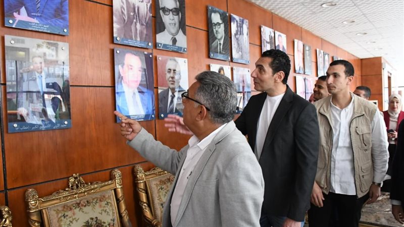وزير الرياضة مع محافظ