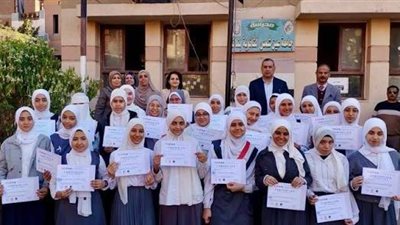 وزير التعليم يهنئ طلاب الثانوية الحاصلين على شهادات يابانية في 