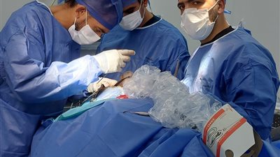 جراحة دقيقة تعيد التناسق لوجه شاب بعد إصابات معقدة بمحجر العين بمستشفى السنبلاوين العام