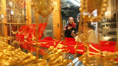 «مرصد الذهب»: 30 جنيهًا مكاسب للذهب محليًا رغم الهبوط العالمي.. والدولار والنفط يكبحان الأوقية 