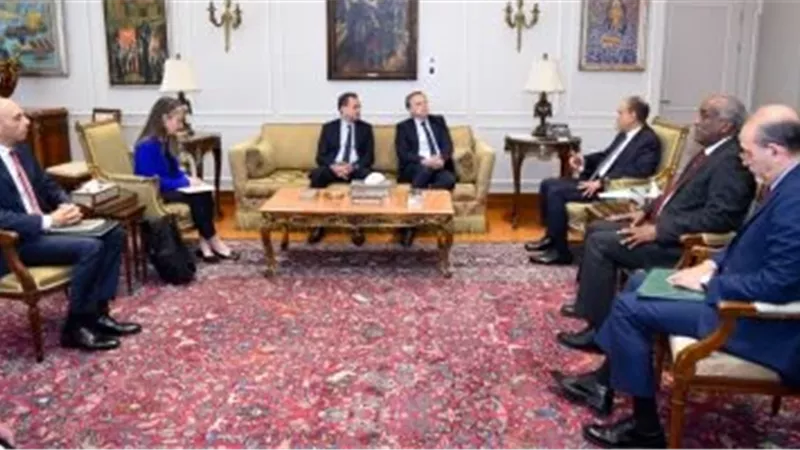 وزير الخارجية مع