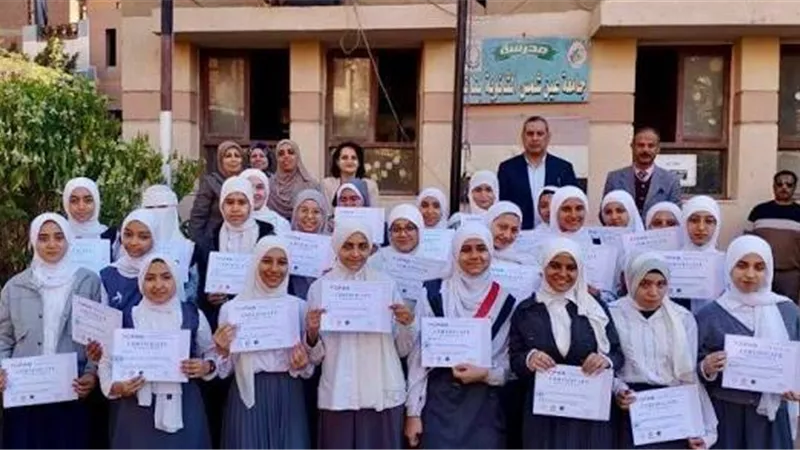 وزير التعليم يهنئ طلاب الثانوية الحاصلين على شهادات يابانية في 