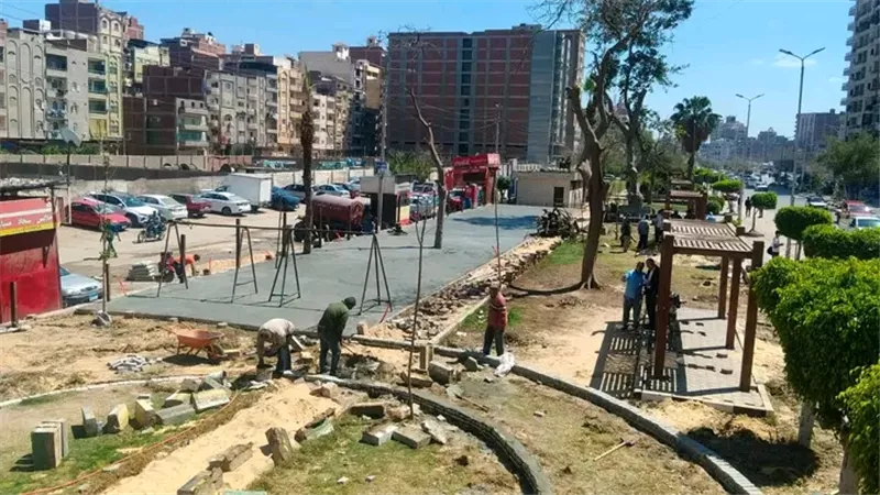 رئيس حي غرب المنصورة يقود حملات مكثفة لرفع كفاءة الحدائق وتعزيز المساحات الخضراء