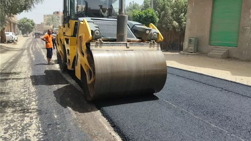إضافة جديدة لمنظومة الرصف.. رفع كفاءة مدخل حيوي بمدينة طهطا إلى قرى غرب المركز