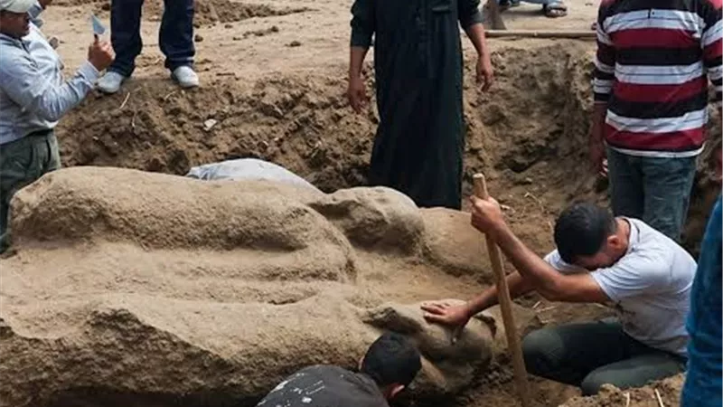 اكتشاف تمثال جرانيتي بوزن 5 أطنان في 