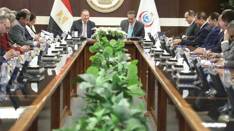 وزيرا الصحة والتعليم العالي يبحثان تعزيز التعاون الاستراتيجي لدعم منظومة التأمين الصحي الشامل