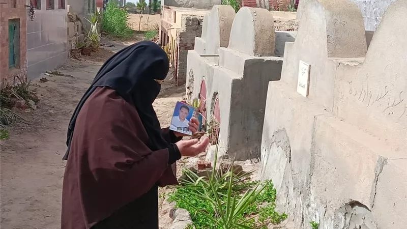 معرفتش جثة أخوها والملابس هي السبب.. ماذا حدث لشاب بكفر الشيخ على يد عاطلين
