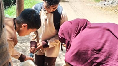 محافظ أسوان يتابع جهود مبادرة (توعية – تطعيم – تعقيم)