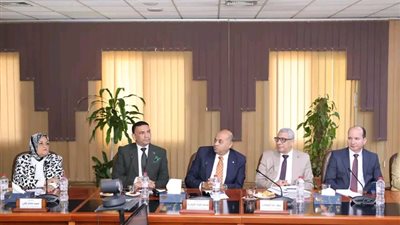 جامعة المنصورة تبحث ربط التخصصات بسوق العمل بمشاركة وكيل صحة الدقهلية