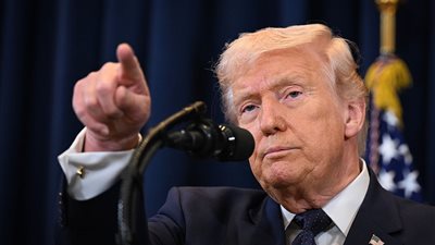 ترامب: إيران تمر بحالة انهيار وتطالب بفتح مضيق هرمز